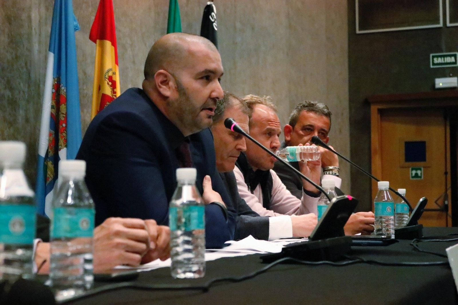 Rafael Pandalone expone durante la asamblea informativa en el Palacio de Congresos.