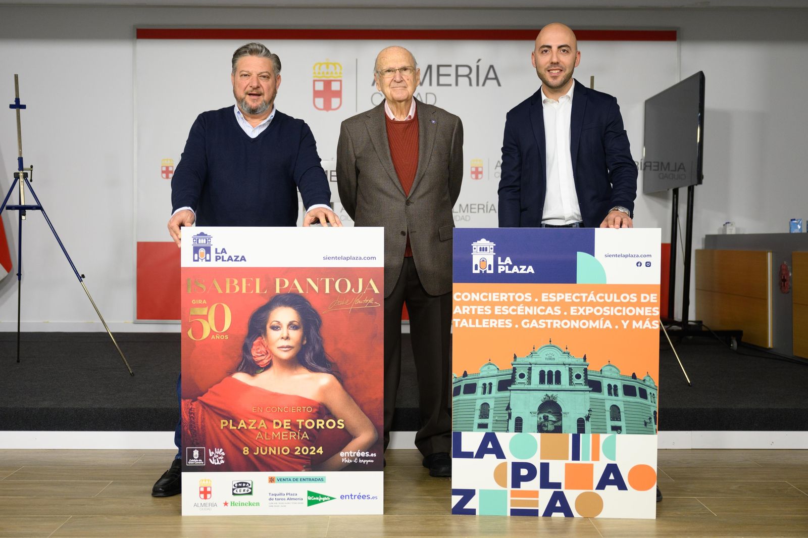 Diego Cruz con Manuel Cuesta y Fernando Granero presentando el concierto de Isabel Pantoja.