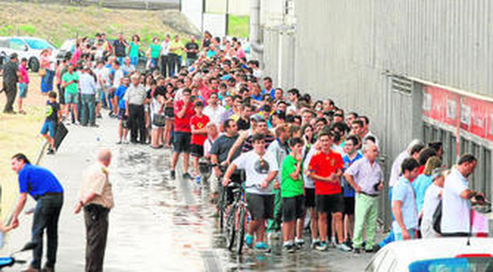 Colas en las taquillas de El Arcángel para obtener una localidad para la eliminatoria del 'play off' de ascenso ante Las Palmas.
