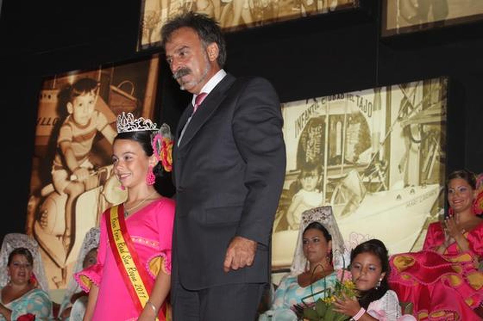El acto de coronación de las reinas infantil y juvenil precedió al pregón a cargo del escritor Francisco Muñoz. 

Foto: Paco Guerrero