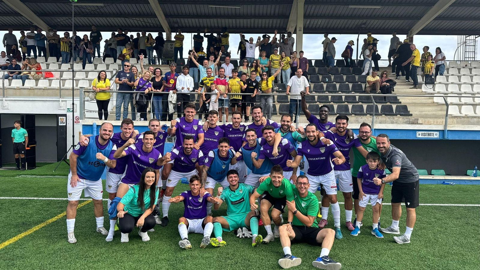 Los jugadores del Cantoria y su cuerpo técnico celebran su victoria en el derbi junto a sus seguidores desplazados.