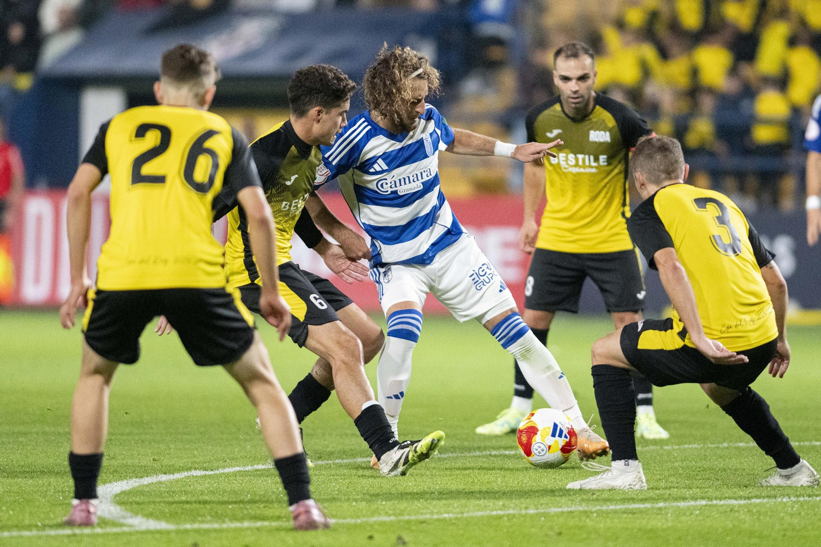 Luka Gagnidze rodeado de contrarios.