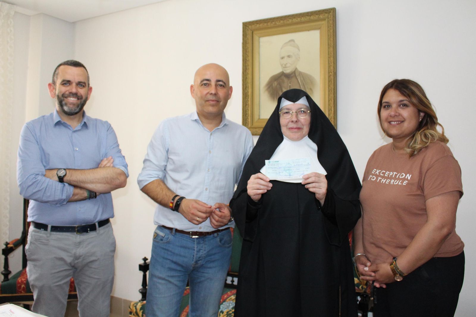 Alcalde y concejales con la Madre Superiora.