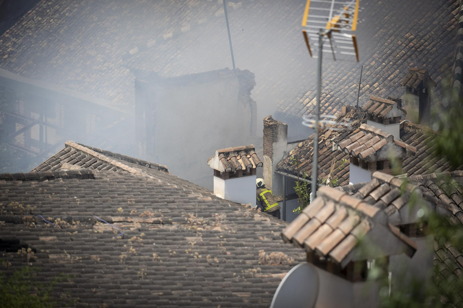 Las imágenes del incendio del edificio cercano a la iglesia de Santa Ana de Granada