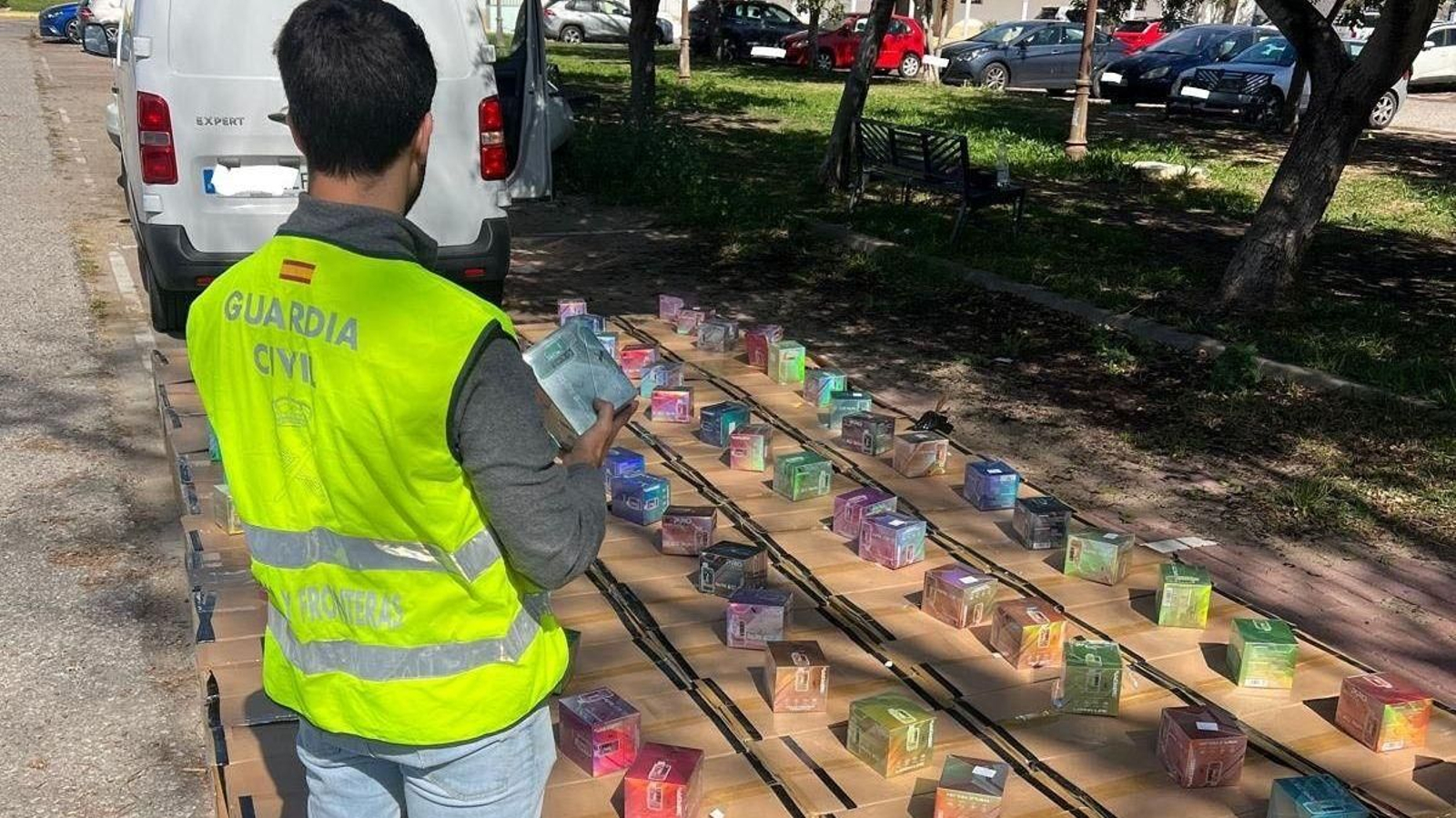 Un guardia civil, con los vapers incautados.