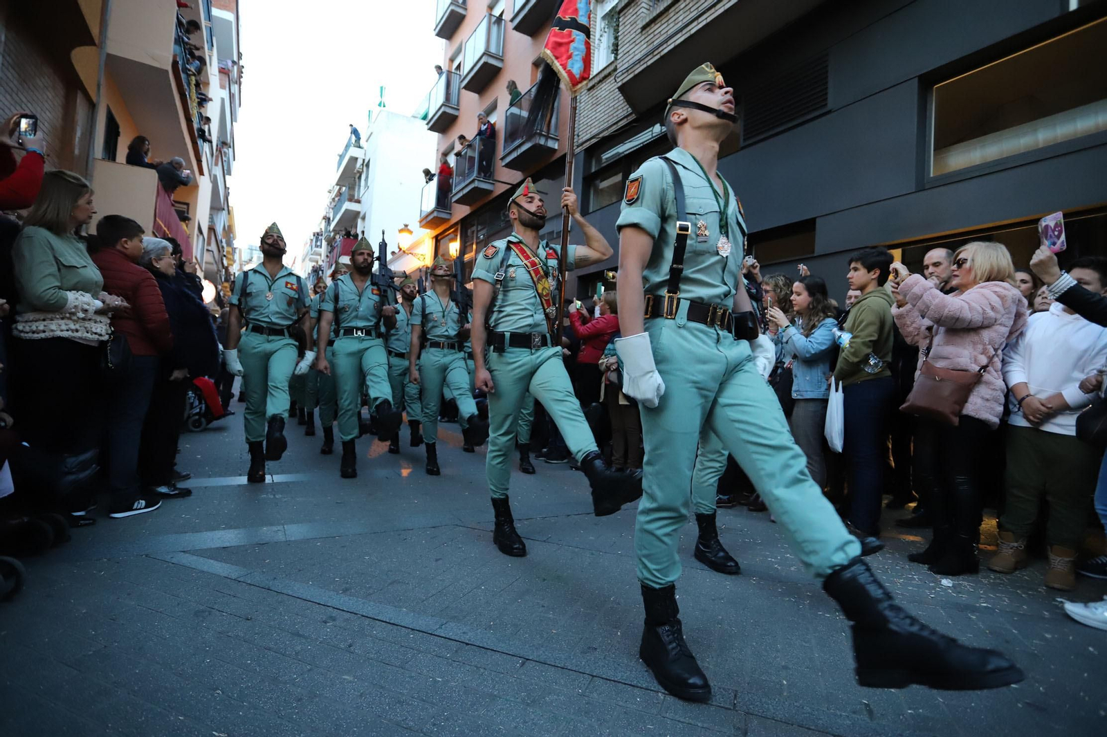Procesión del Cristo de la Vera Cruz, escoltado por la Legión en las calles de Huelva