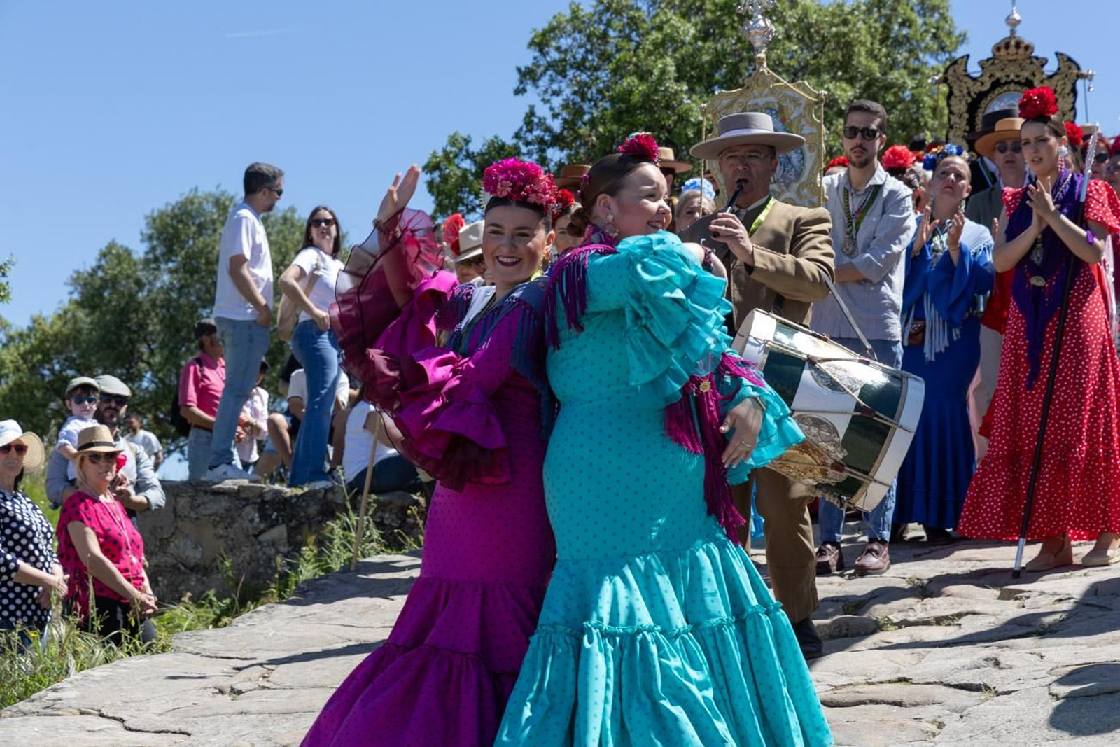 Miles de romeros acuden al encuentro de la Virgen de la Cabeza en su romería