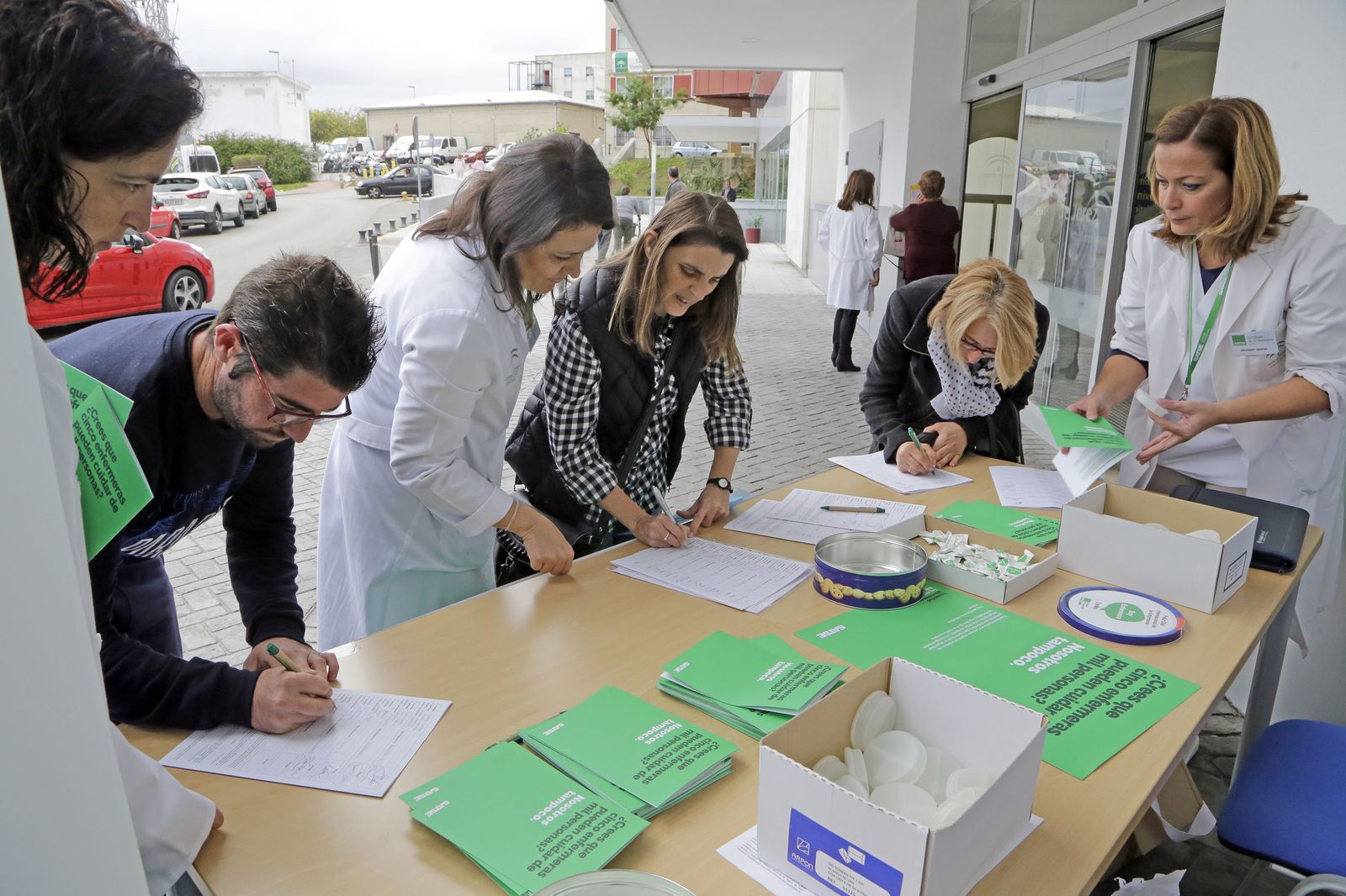 Usuarios firman en la mesa informativa instalada esta mañana por Satse en el hospital.