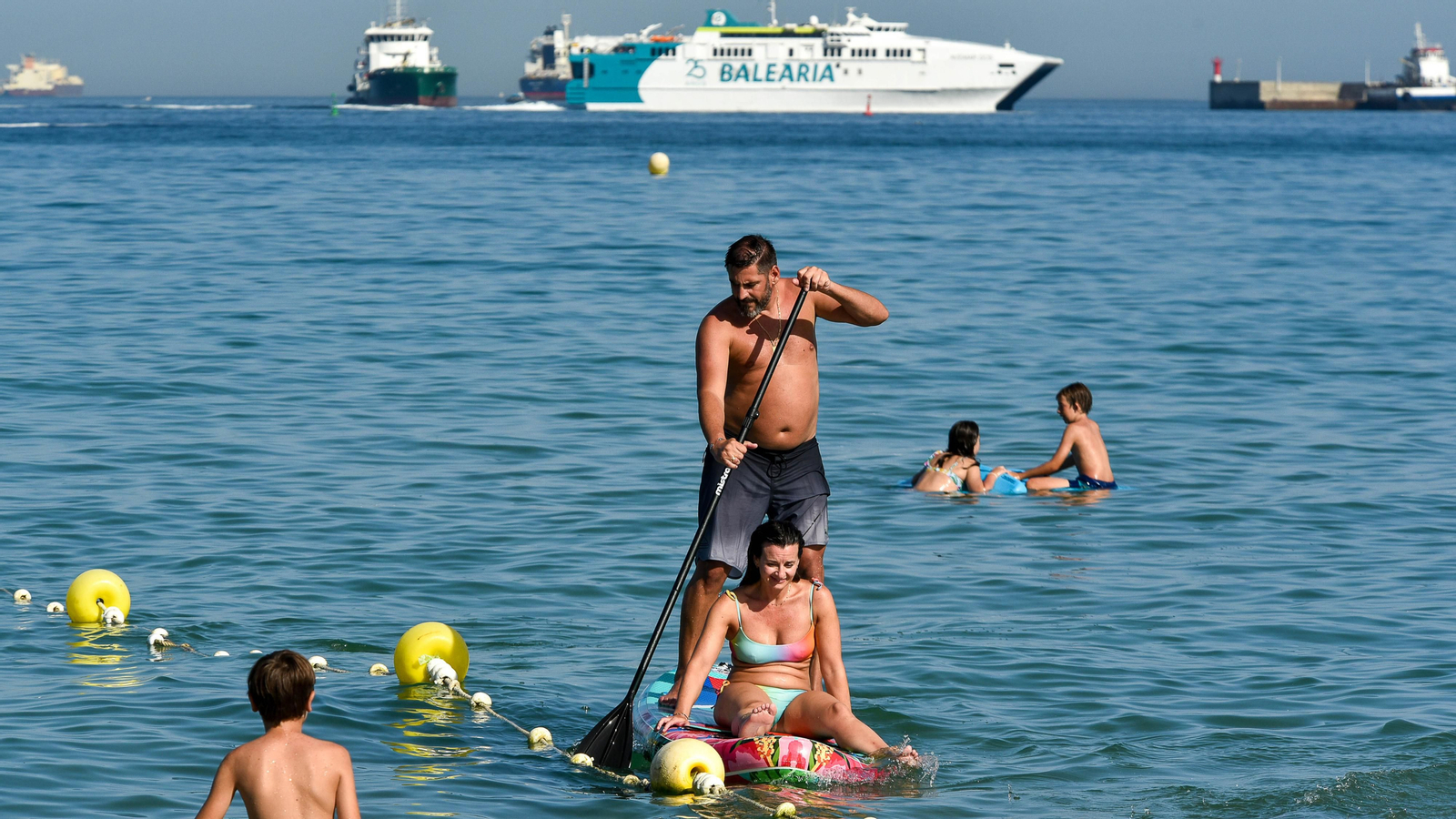 Fotos de la tarde en la playa del El Rinconcillo en plena ola de calor