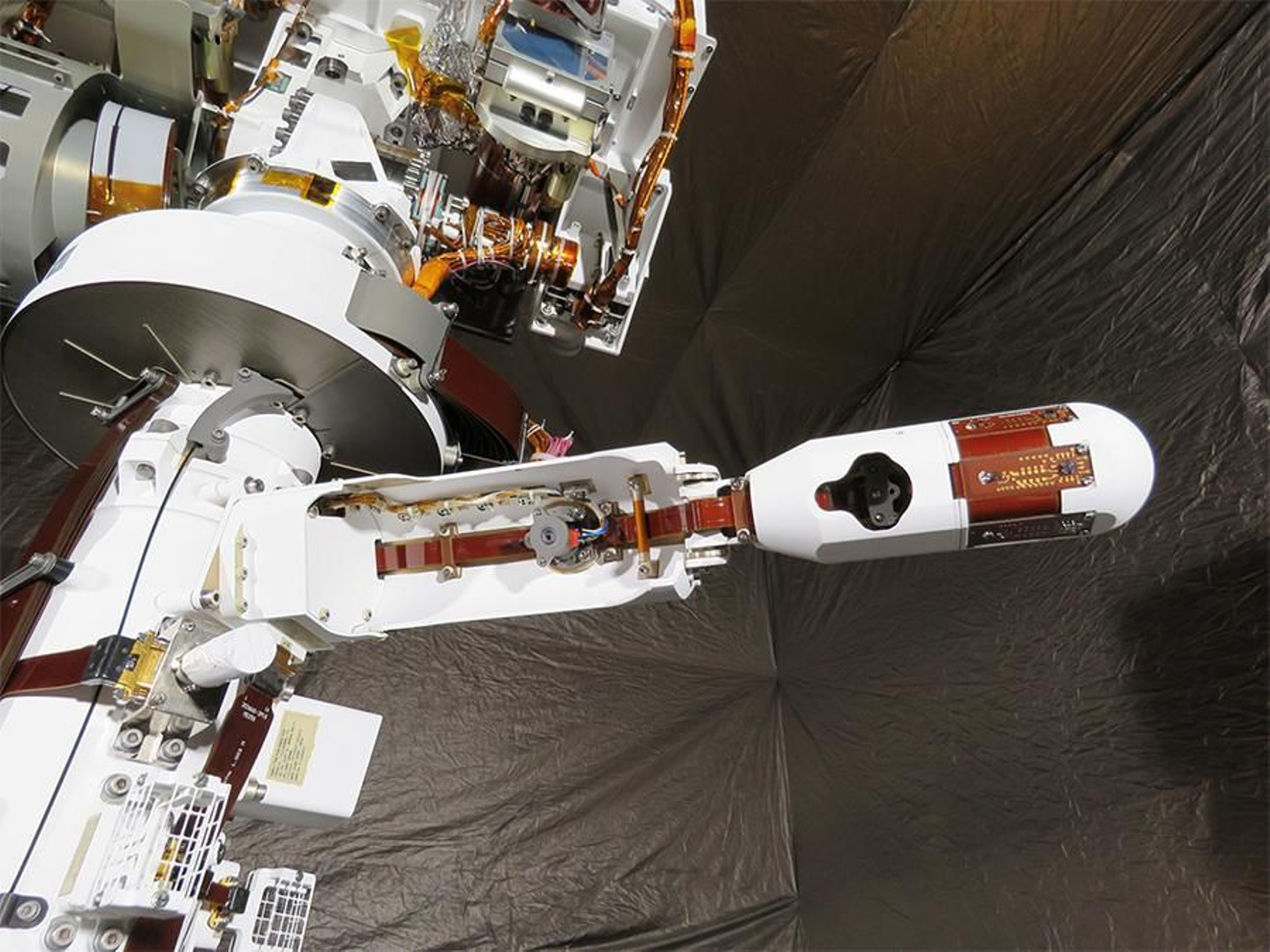 Sensores de MEDA ubicados en el mástil del rover Perseverance de NASA