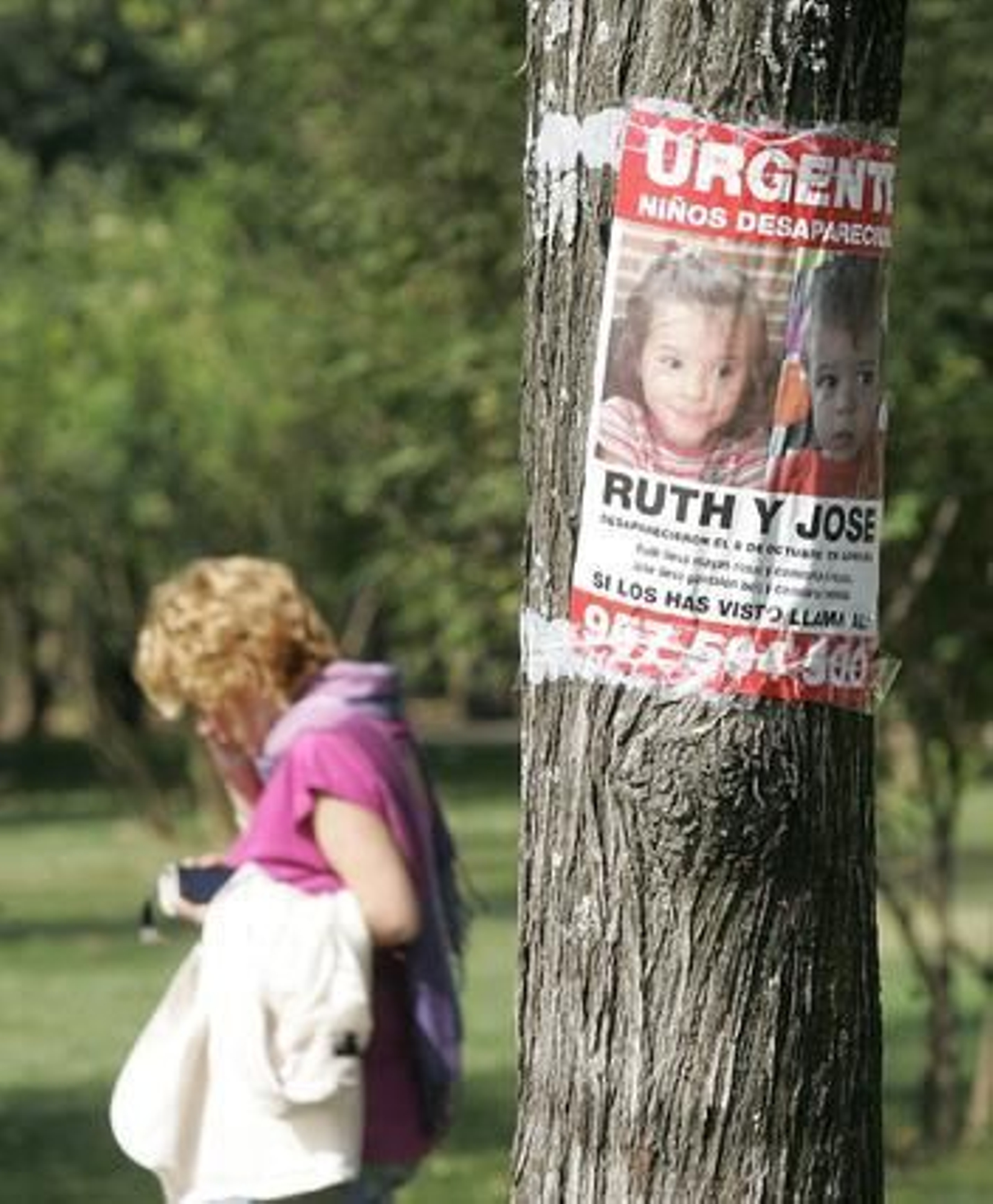 Un cartel de búsqueda de los pequeños en el parque Cruz Conde