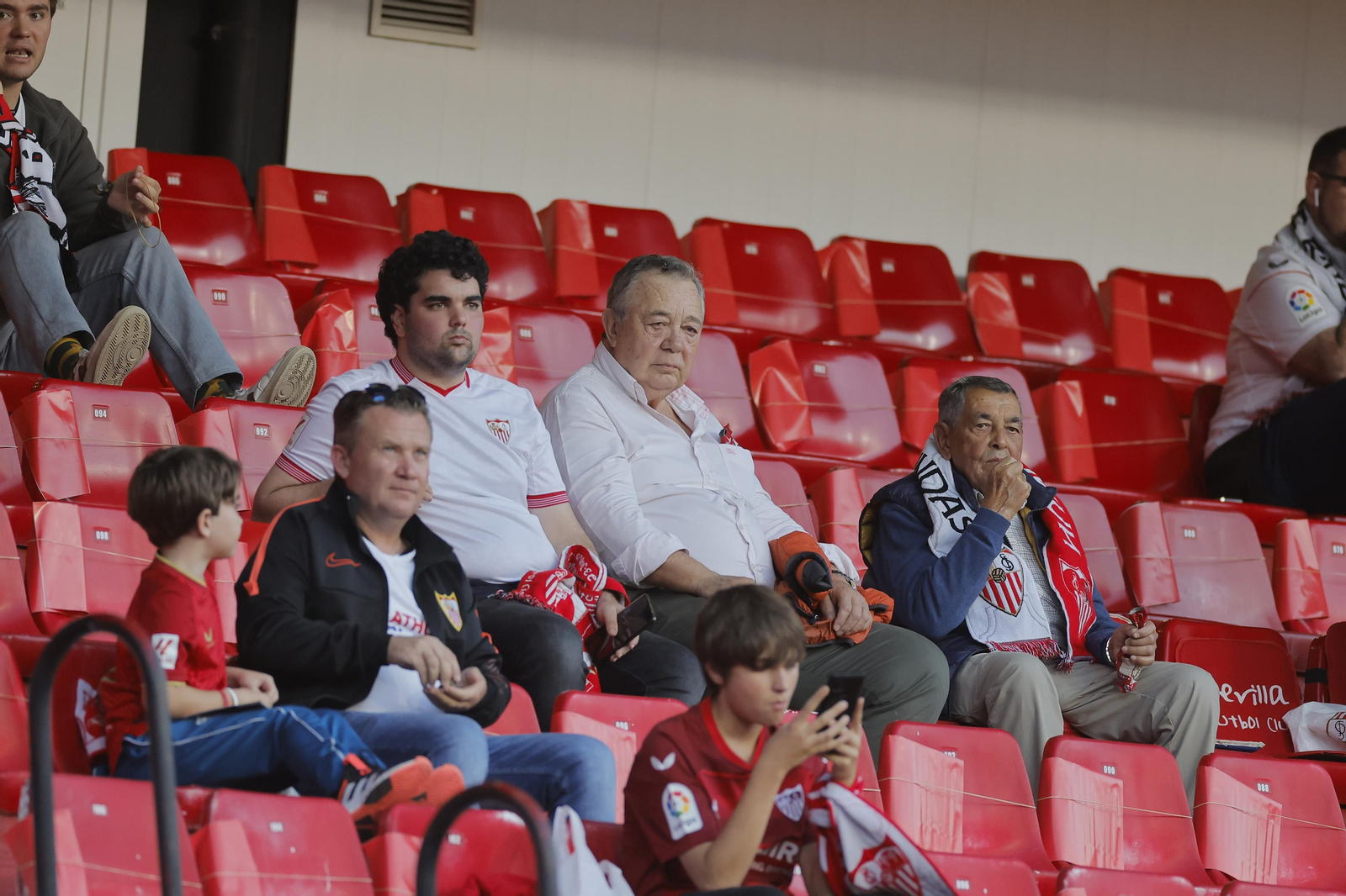 Búscate en las fotos del Sevilla-Betis