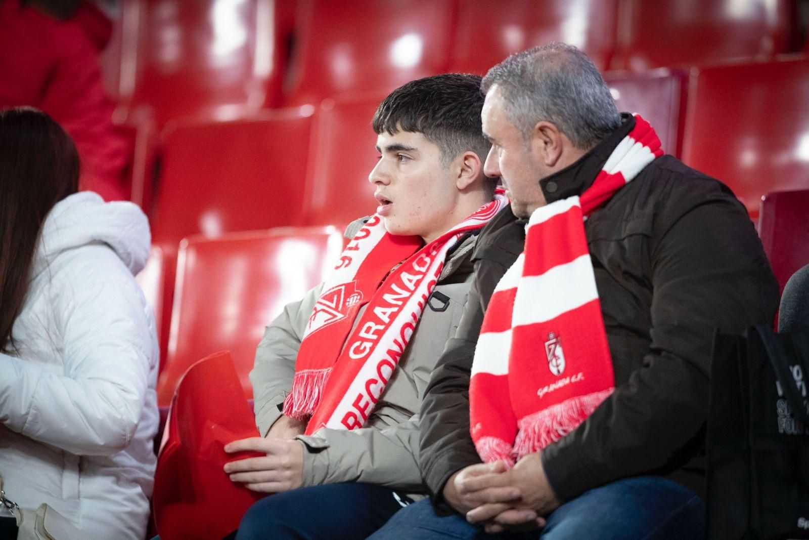 Encuéntrate en la grada de Los Cármenes durante el Granada-Córdoba