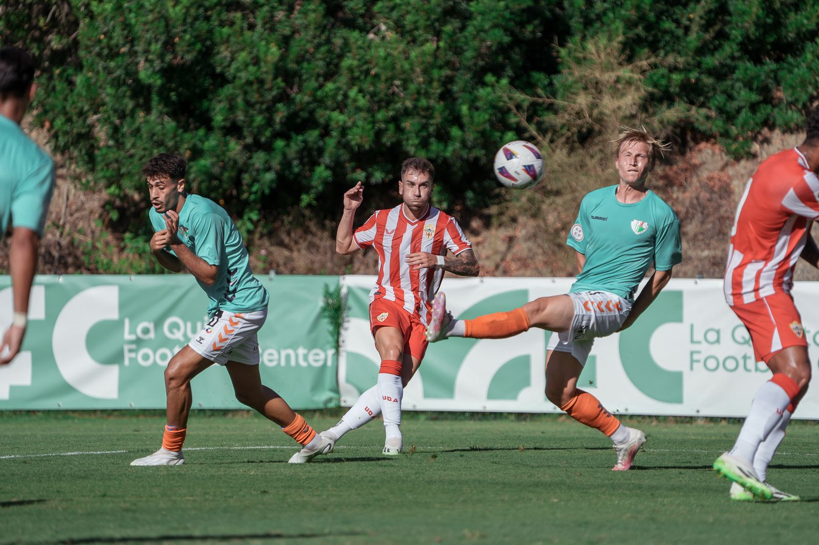 Embarba realiza un disparo durante el amistoso que enfrentó a los rojiblancos con el Antequera.