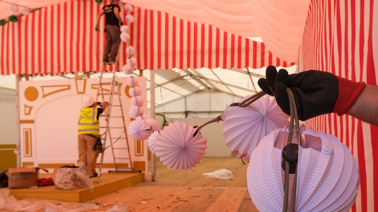 Colocación de farolillos en el interior de una caseta.