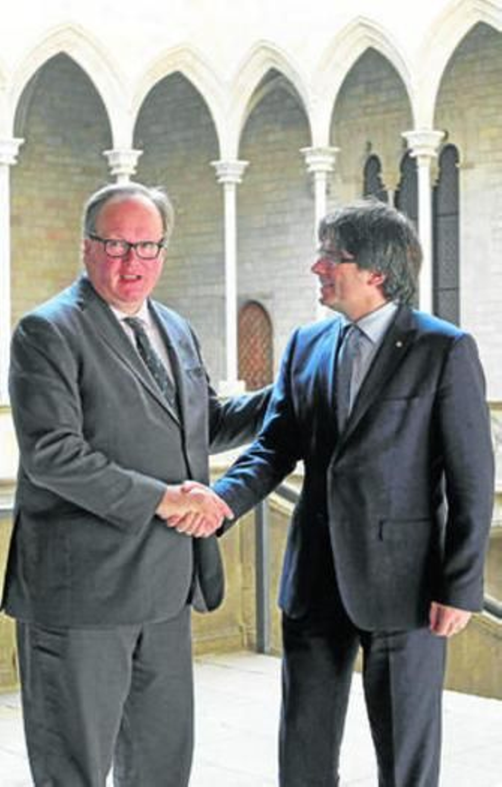 El presidente del Partido Liberal Demócrata Europeo, Hans van Baalen, y Carles Puigdemont, ayer.