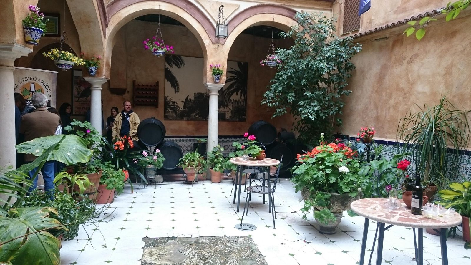 Uno de los patios participantes en ediciones anteriores de la fiesta el del Hostal Loreto.