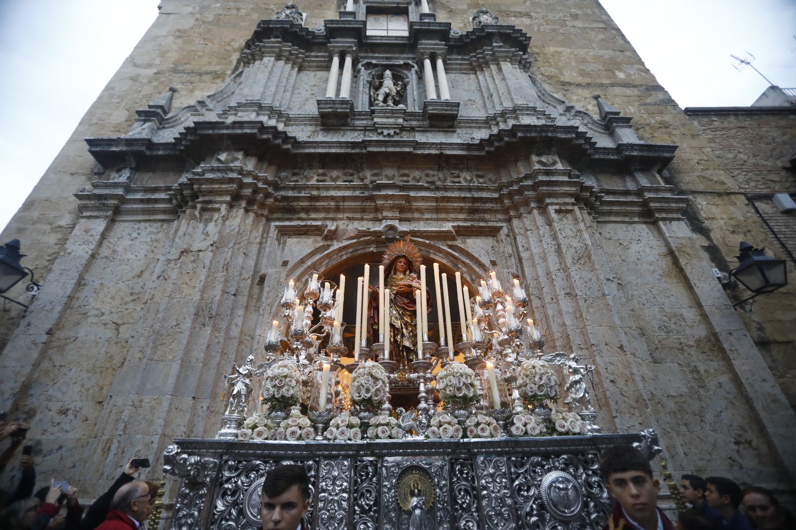 La procesión de la Virgen del Amparo de Córdoba, en imágenes