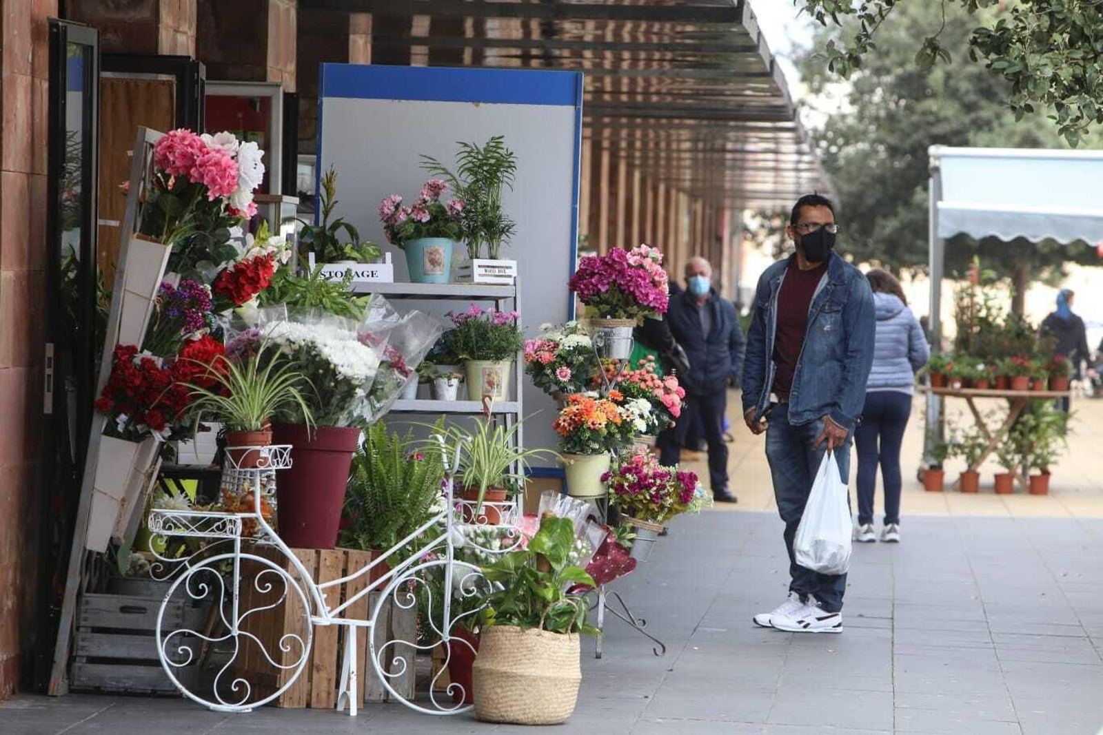 Comercio con sus artículos en la puerta del negocio este pasado viernes.