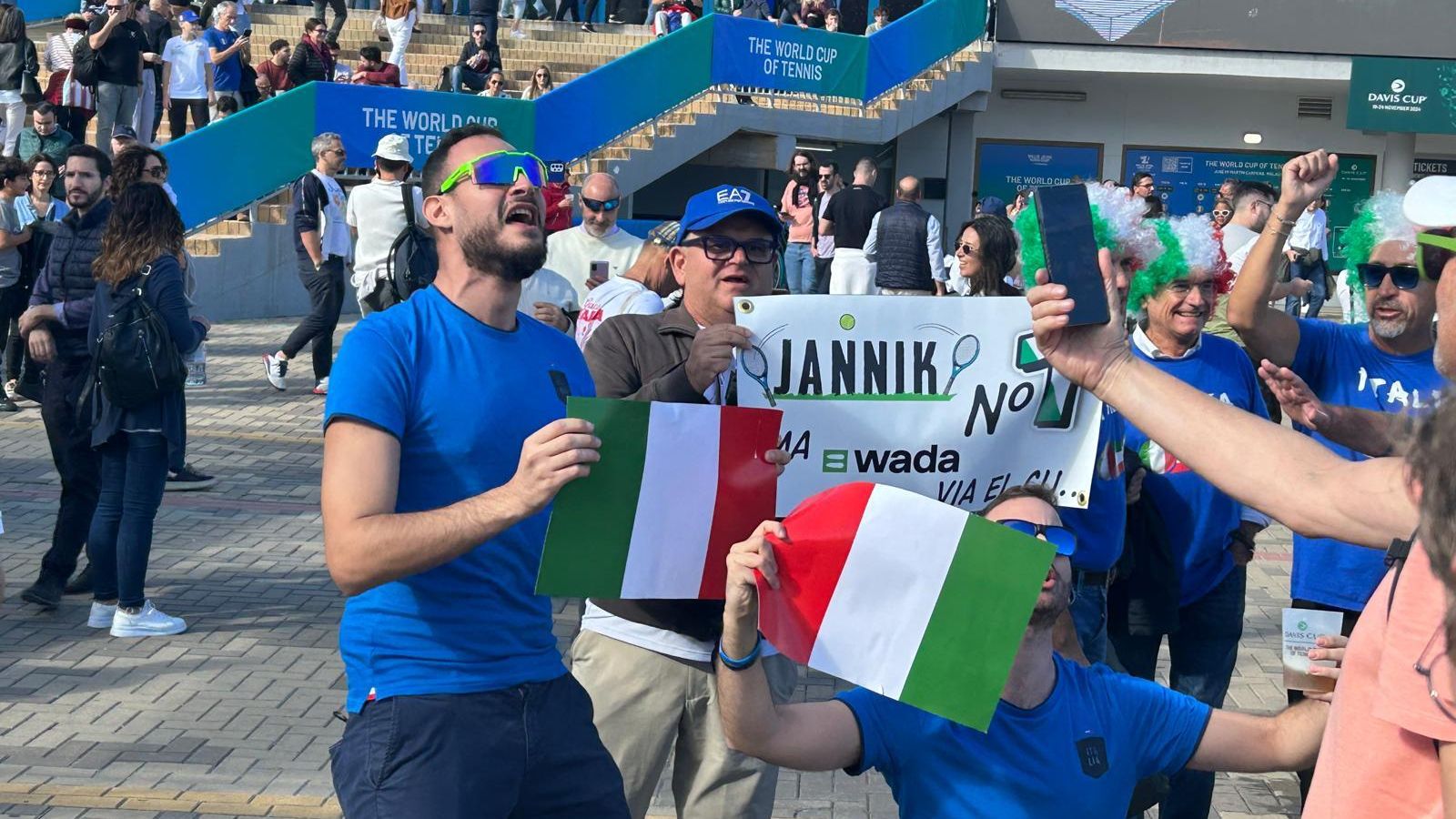 Aficionados italiano apoyan a Sinner.