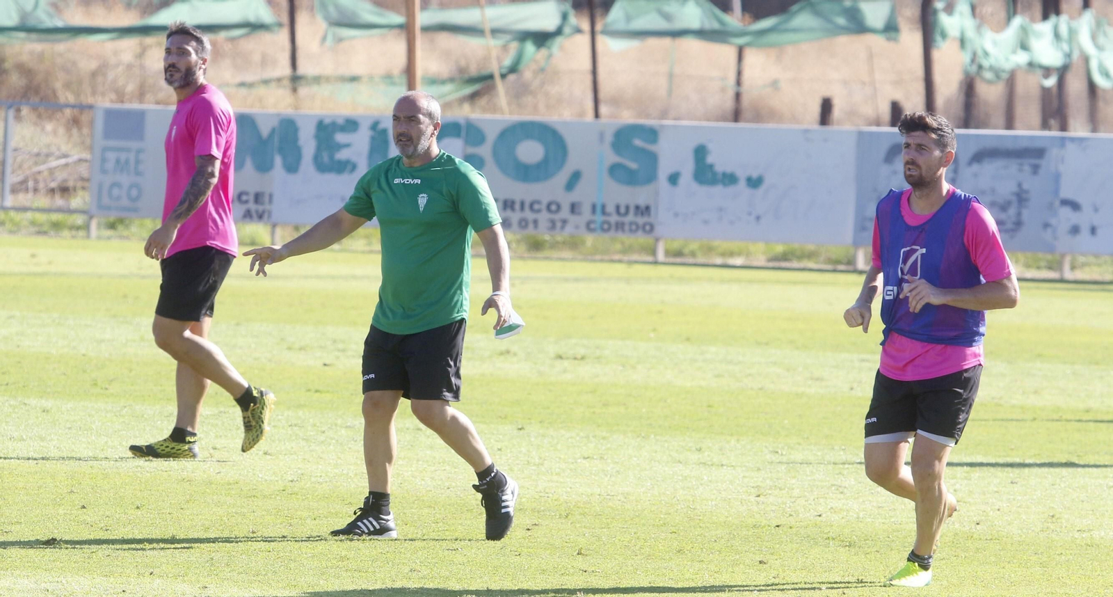 Juan Sabas sigue un entrenamiento de su equipo, con Piovacarri y Javi Flores en segundo plano.