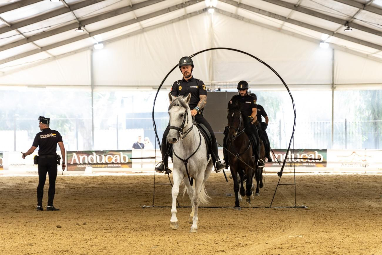 Anducab rinde homenaje a la unidad de caballería de la Policía Nacional