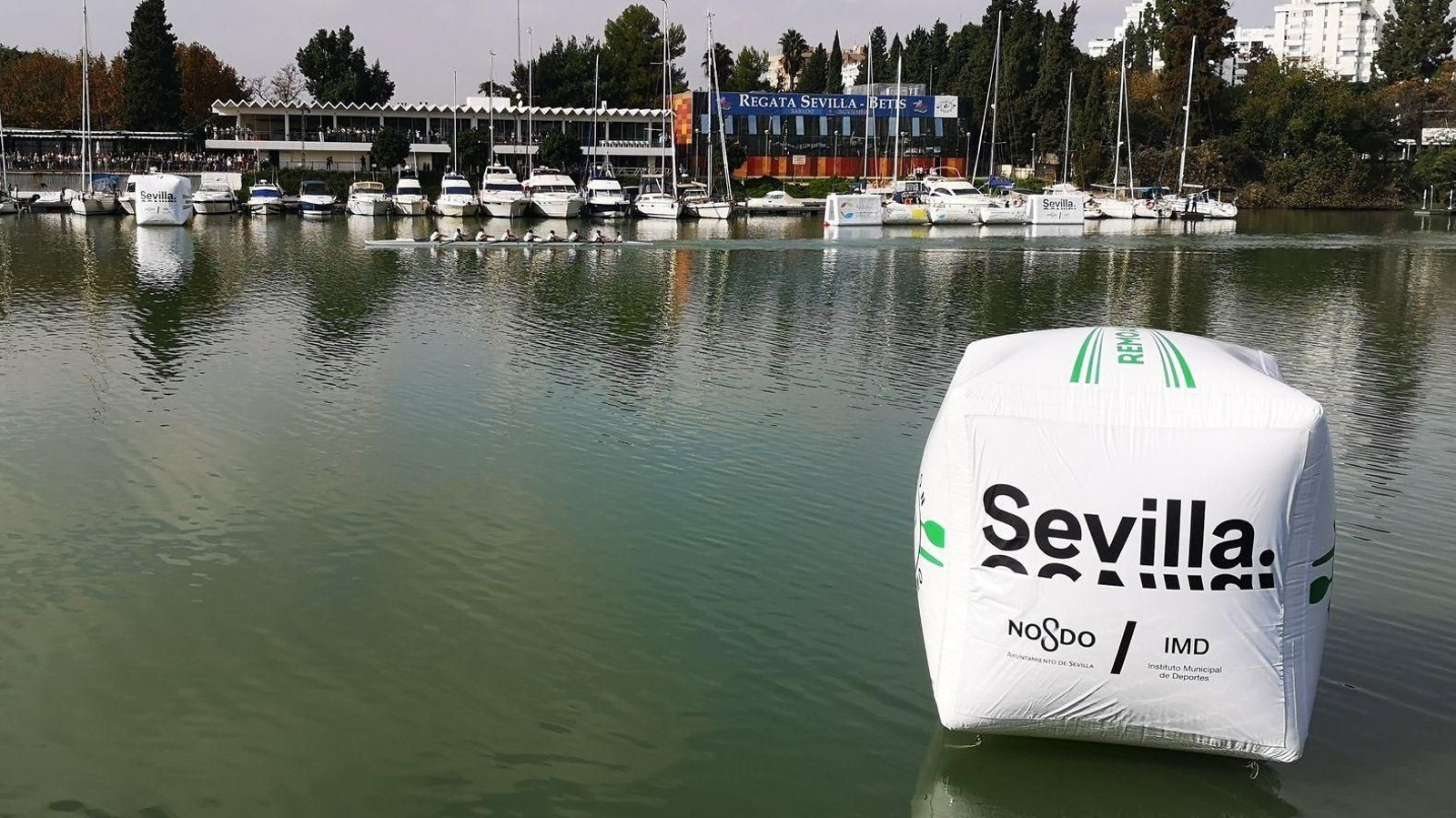 El bote verdiblanco ganó la prueba femenina de la Regata Sevilla-Betis.