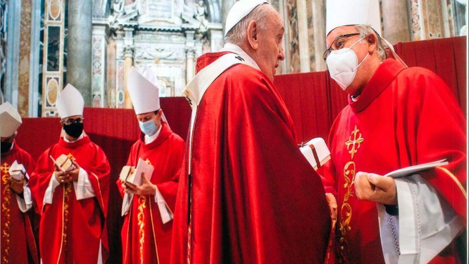 Monseñor Saiz departe con el Papa Francisco durante la bendición de los palios.