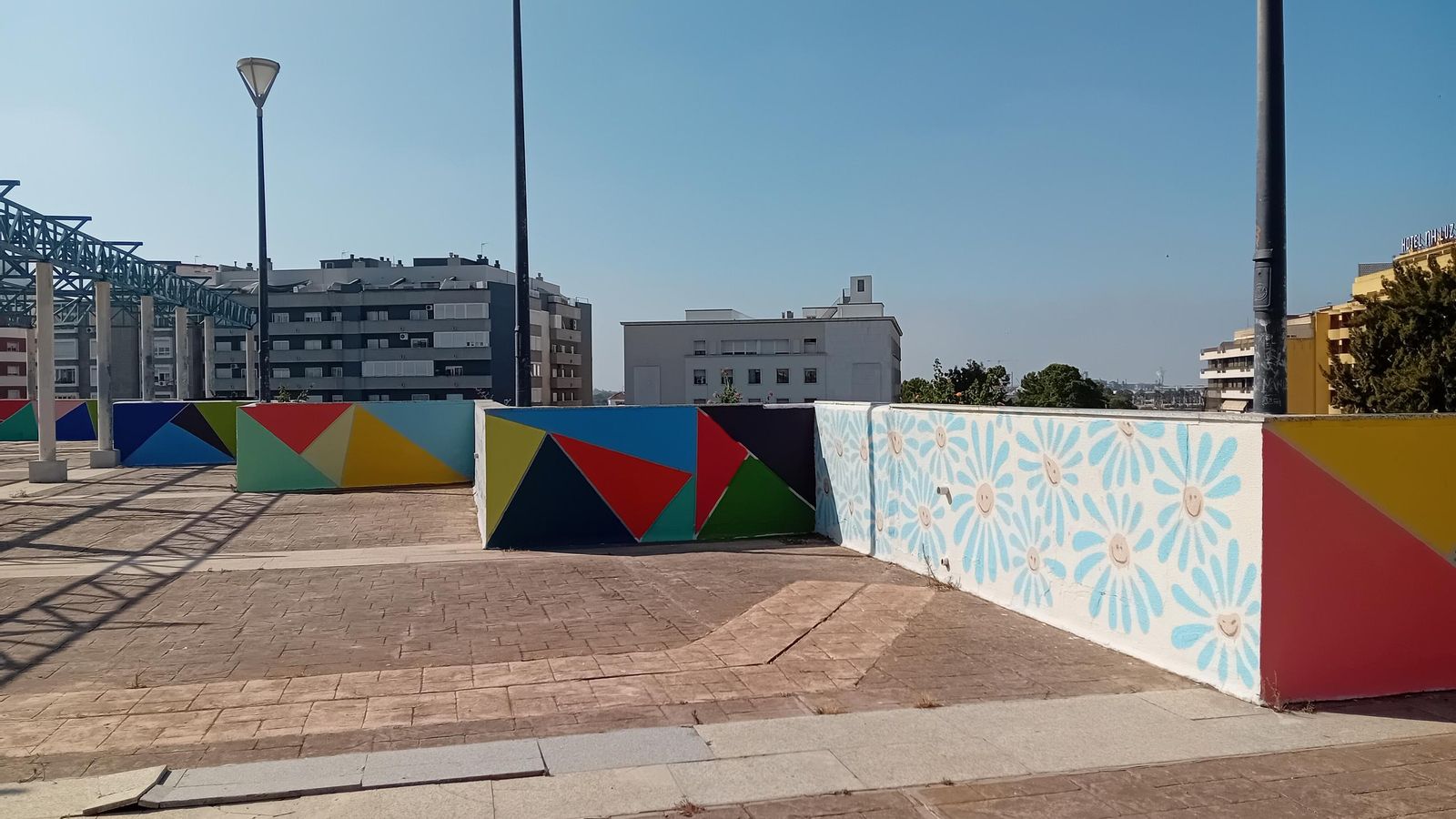 Grafitis en la Plaza de Titan en Huelva.