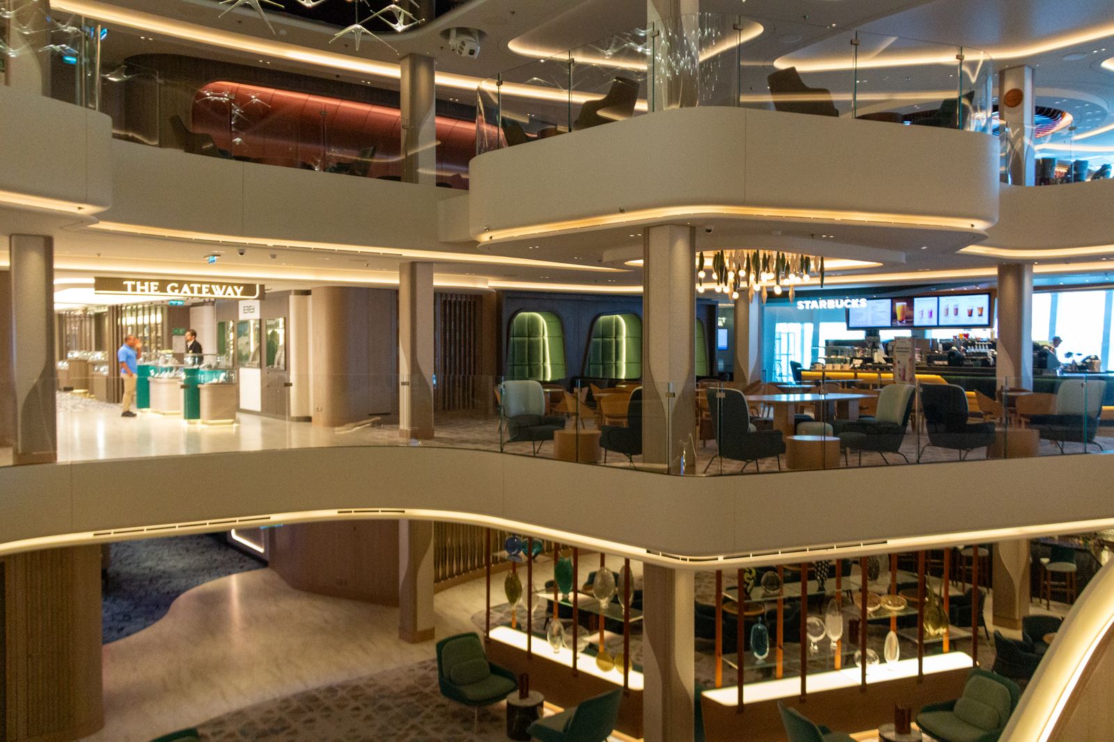 Así es el impresionante crucero que ha llegado a la costa de Granada y que inaugurará próximamente Luis Fonsi