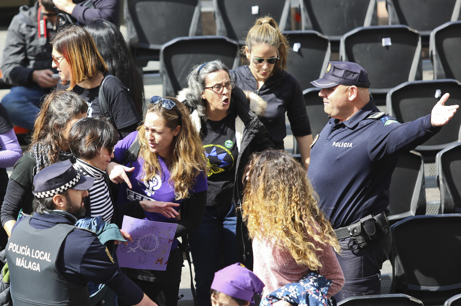 Policías desalojan la tribuna de la Plaza de la Constitución.
