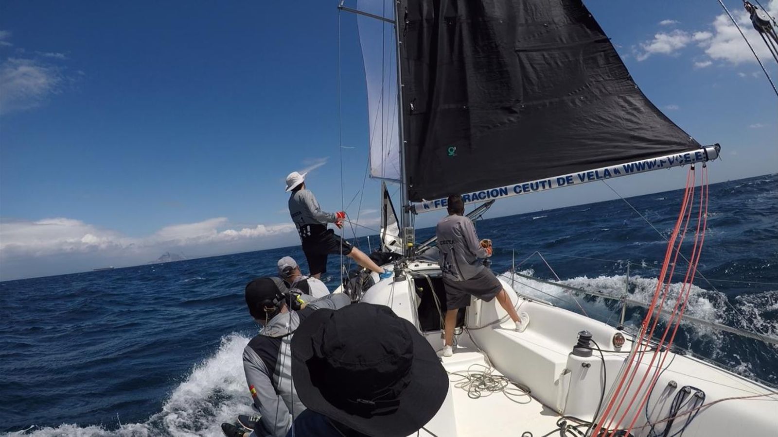 La tripulación del 'Ceuta Emociona Timón de Roche', en plena 'faena'. La tripulación del 'Ceuta Emociona Timón de Roche', en plena 'faena'.