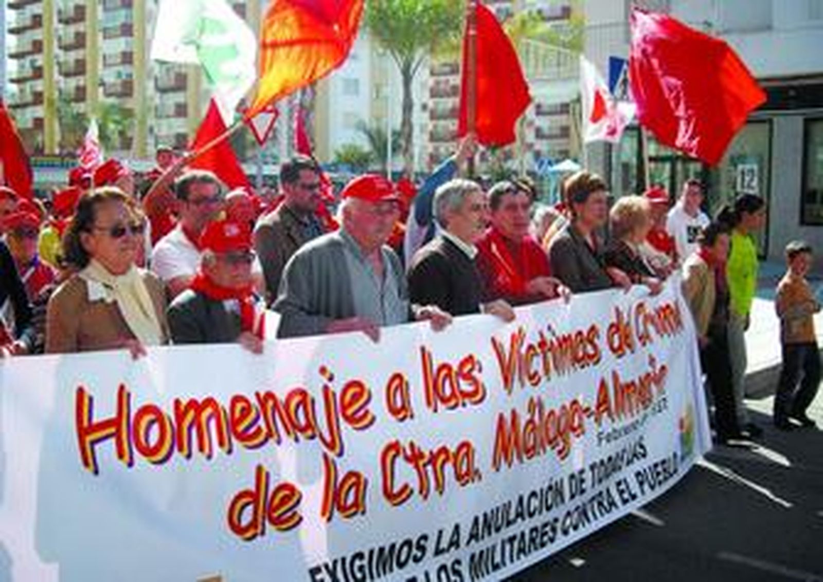 El coordinador de IU, Gaspar Llamazares, se situó a la cabeza de la marcha.