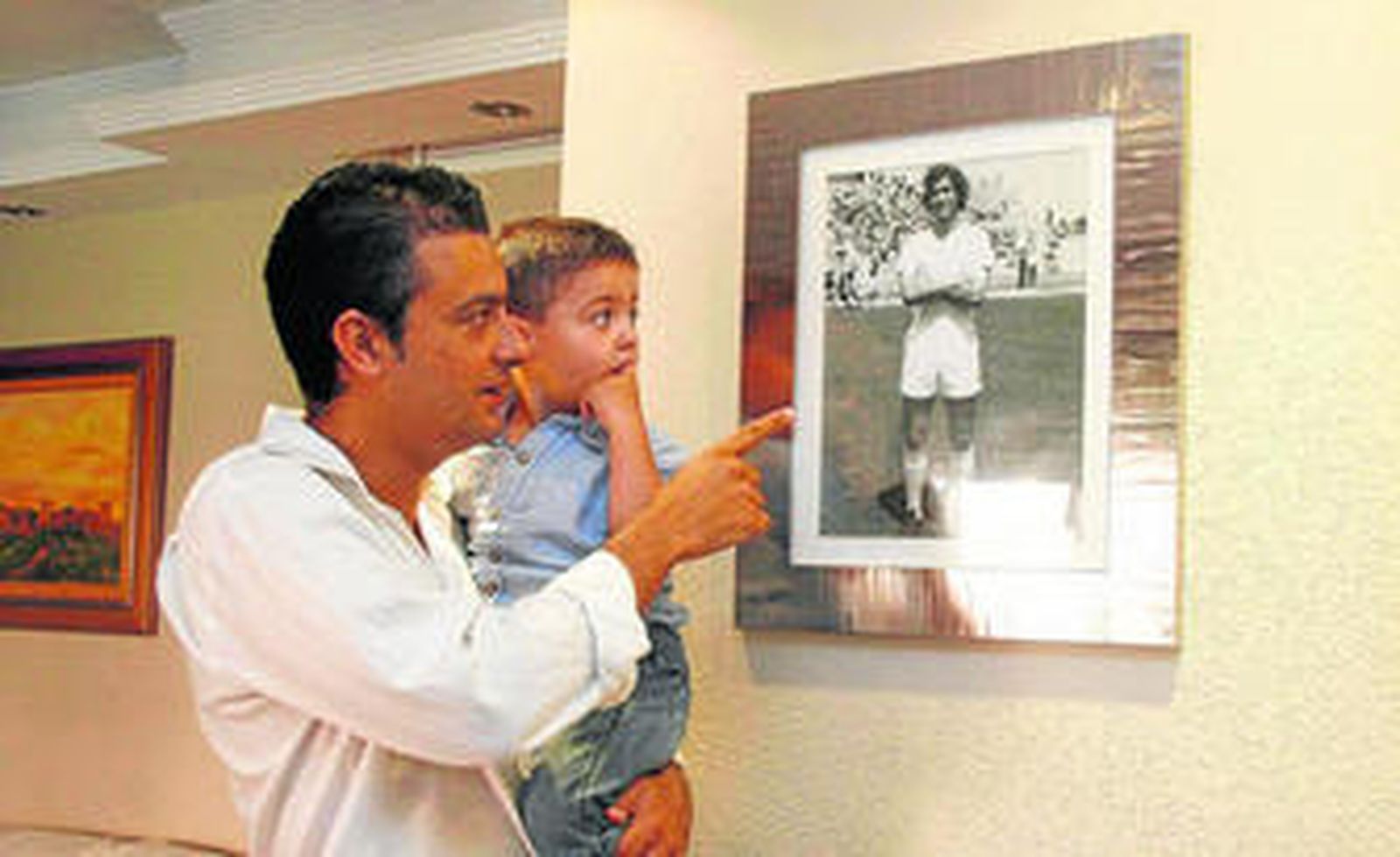 1. Israel muestra un retrato de su padre a su pequeño. 2. Polo posa con Sebastián Fleitas en el campo del Helmántico, en un partido con el primer equipo blanco (71-72). 3. Real Madrid campeón de Copa juvenil, tras imponerse al Athletic por 2-1 (70-71). El almeriense, en la fila inferior, segundo por la derecha. 4. Salustiano compartió piso con Juan Gómez 'Juanito' en Burgos (73-74). 5. En la AD Almería, segundo por la izquierda en la fila superior. En la foto le acompañan, entre otros, Pepe Morales, Juan Rojas, Alfonsín, Zapata y Koscis.