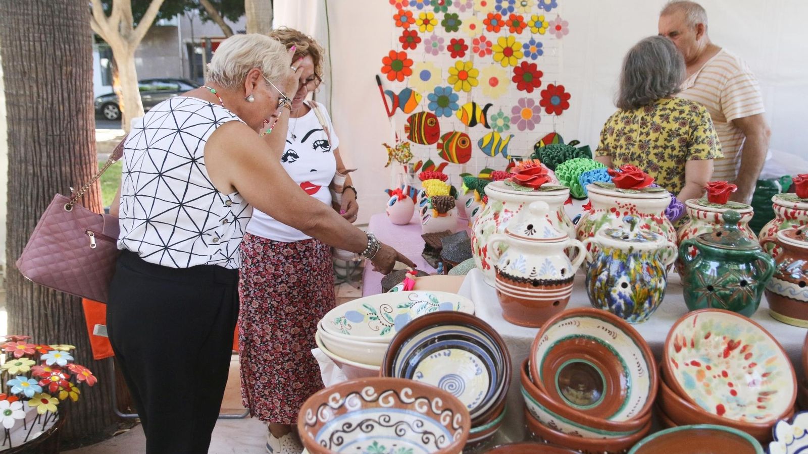 Vecinas de Almería observando las piezas de alfarería