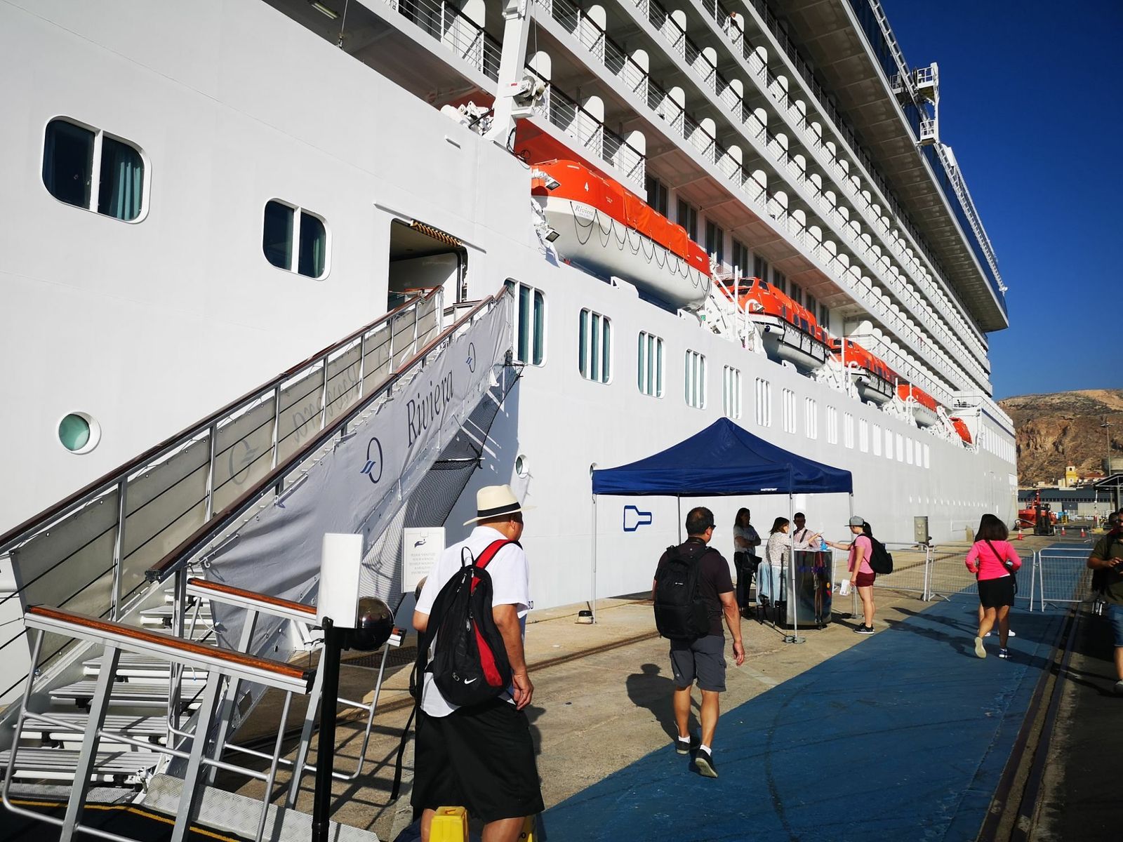 Los turistas del crucero Riviera conocen la Capital Española de la Gastronomía