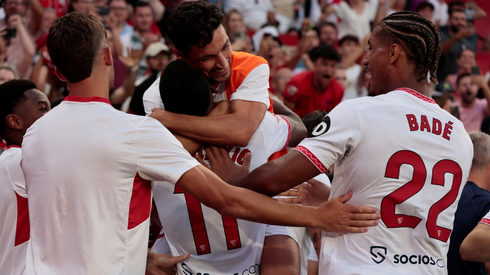 Jesús Navas, con el peto de suplente aún, se abraza a Lukébakio tras el 1-0.