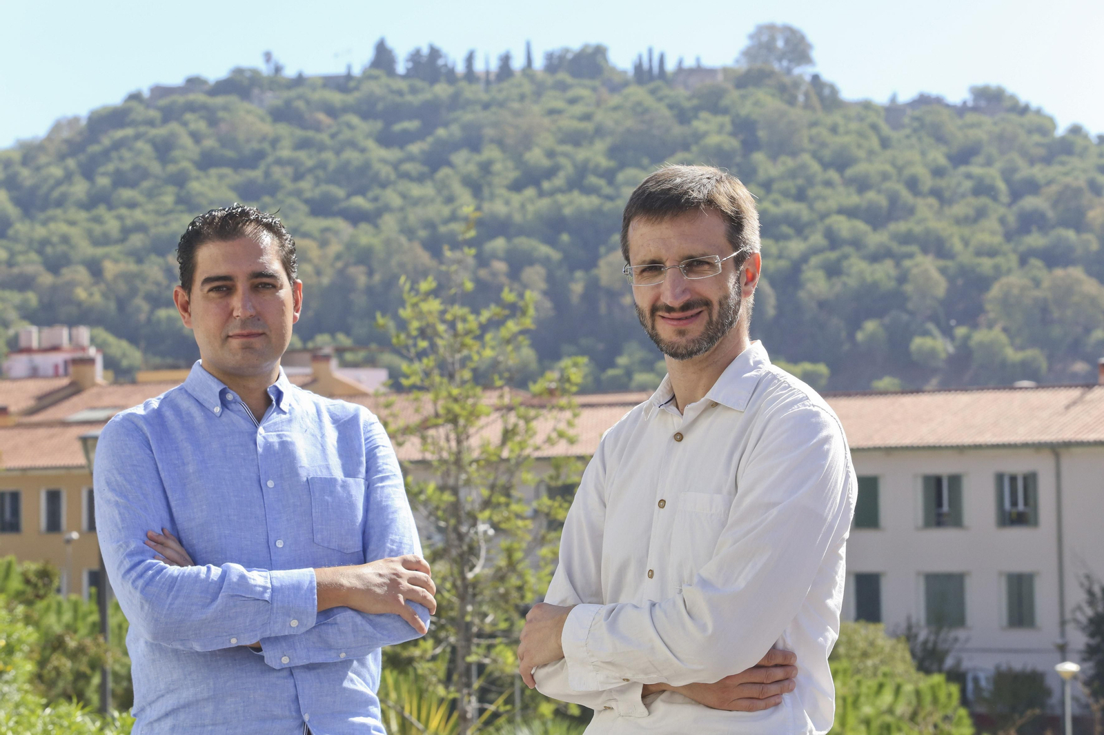 Los ayudantes doctores de la Universidad de Málaga Jonathan Ruiz Jaramillo y Luis José García-Pulido con el castillo de Gibralfaro al fondo.