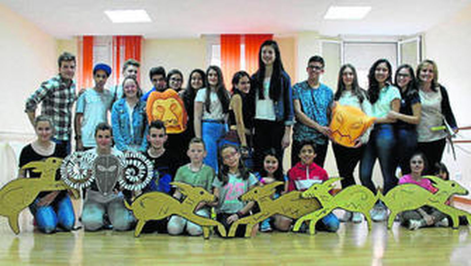 El grupo está formado por dieciocho jóvenes, que estarán acompañados por una veintena de pequeños bailarines.