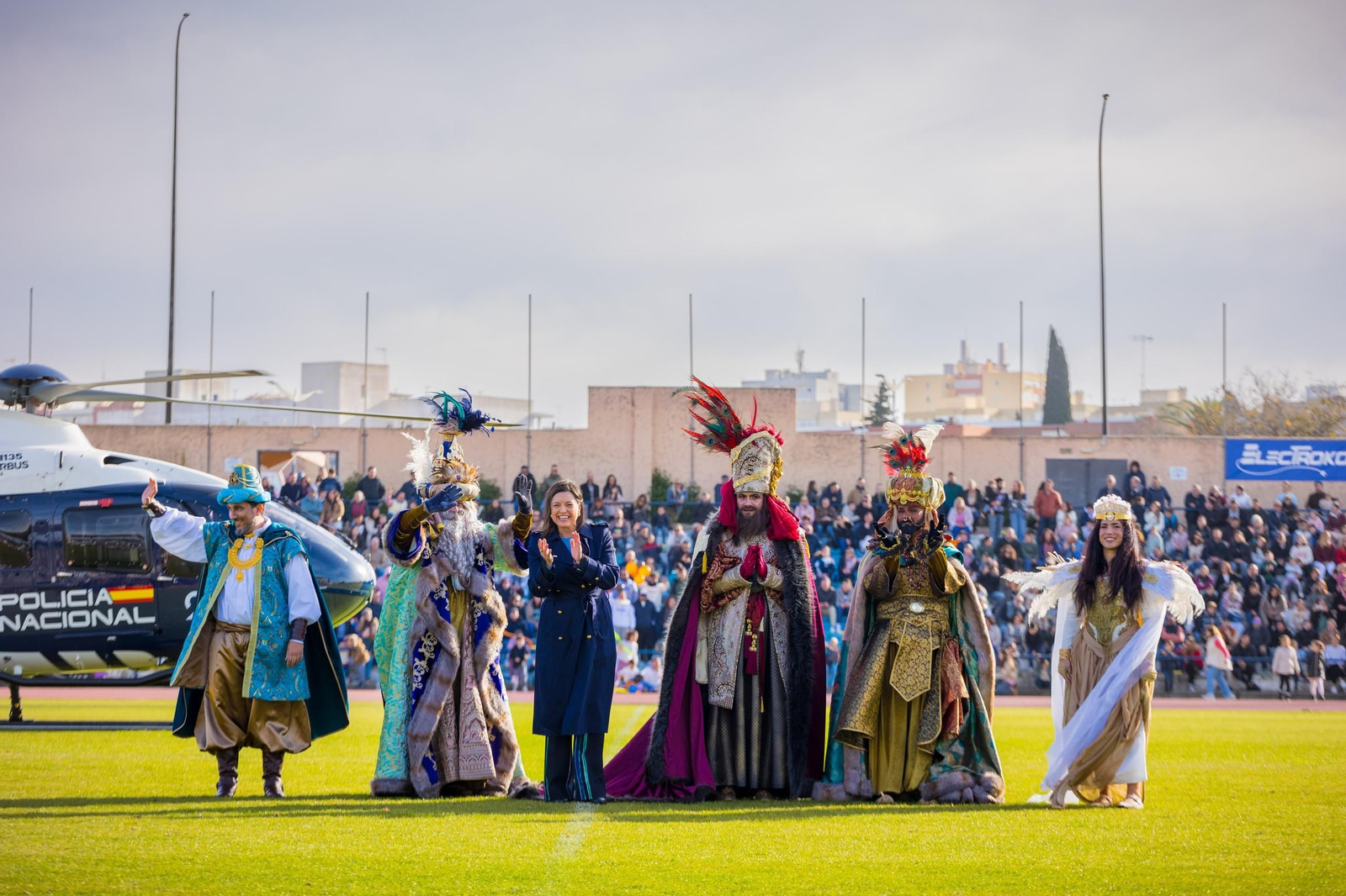 Así ha sido la llegada en helicóptero de los Reyes Magos a San Fernando Así ha sido la llegada en helicóptero de los Reyes Magos a San Fernando