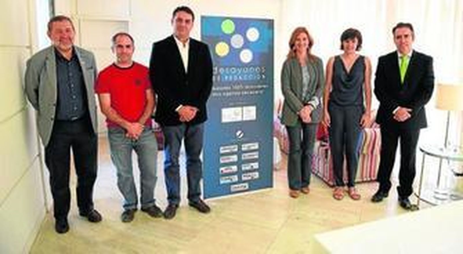 Sergio de Otto, patrono de la Fundación Renovables; Óscar Machuca, especialista en energías renovables de Ciudadanos; Javier Fernández, parlamentario andaluz y miembro de la Ejecutiva del PSOE de Sevilla; Alicia Martínez, diputada Autonómica del PP Andaluz; María del Carmen Romero, responsable del Área de Medio Ambiente, Energía y Políticas Urbanas del Consejo Ciudadano Estatal de Podemos; y Rafael Navas, director de 'Diario de Jerez' y moderador.
