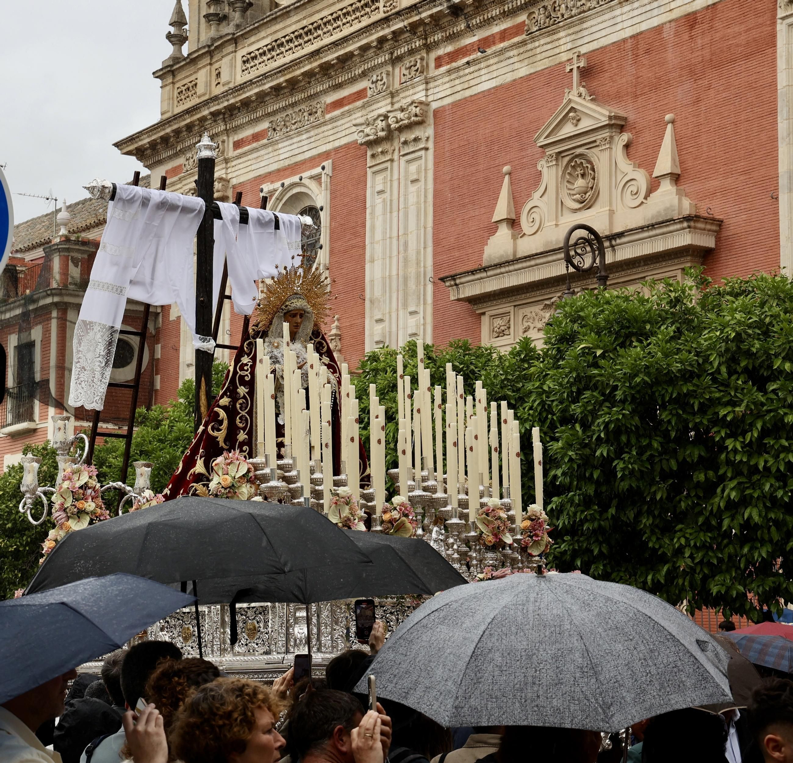 Los Desamparados del Parque Alcosa recorre el centro de Sevilla