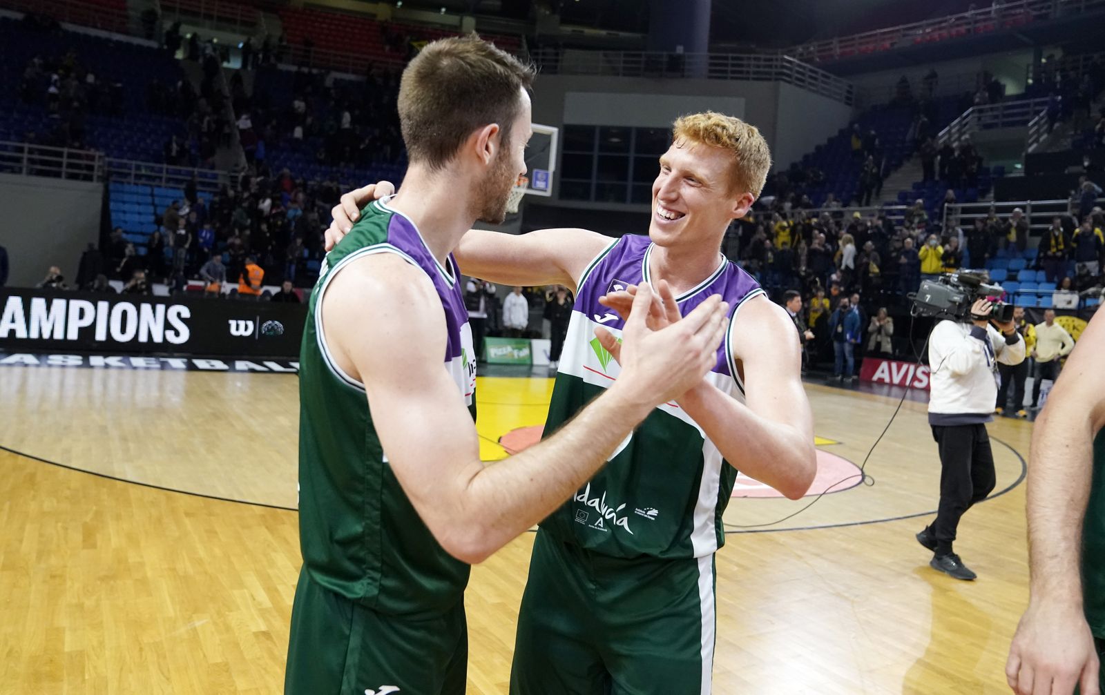 Alberto Díaz y Kalinoski celebran.