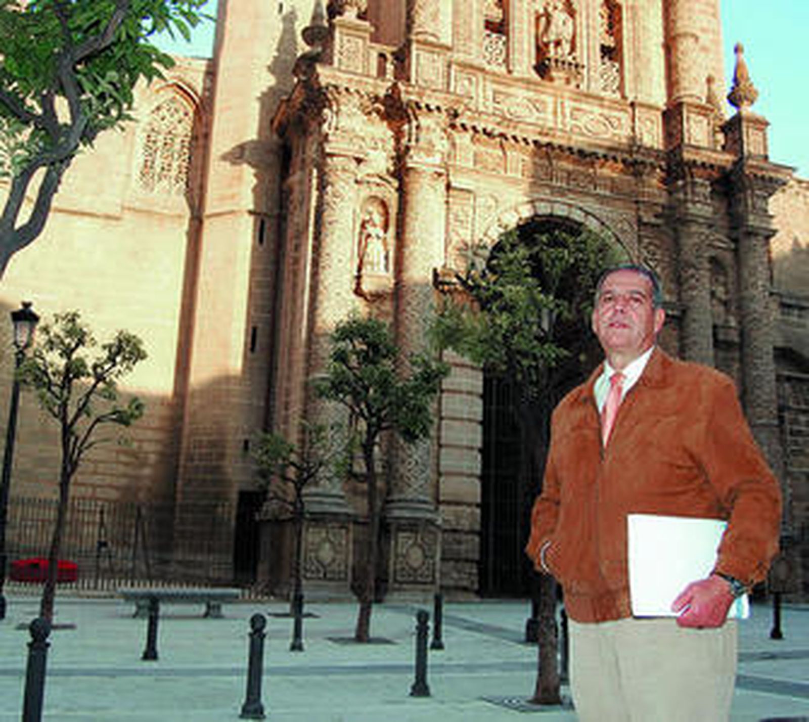 José María Collantes, el pasado miércoles, ante la impresionante fachada de San Miguel.
