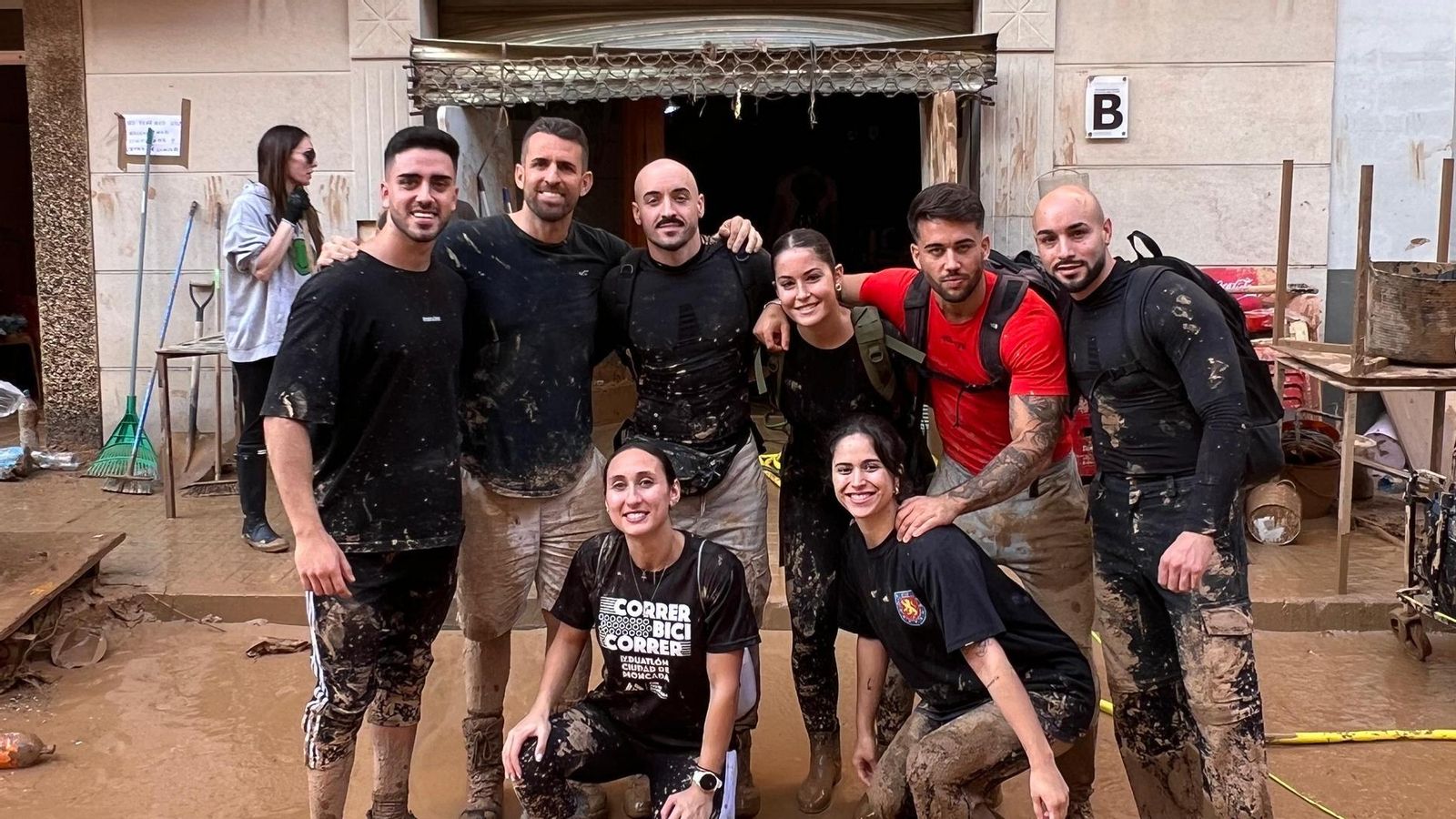 Grupo de voluntarios en las labores de restate en los municipios más afectados Grupo de voluntarios en las labores de restate en los municipios más afectados