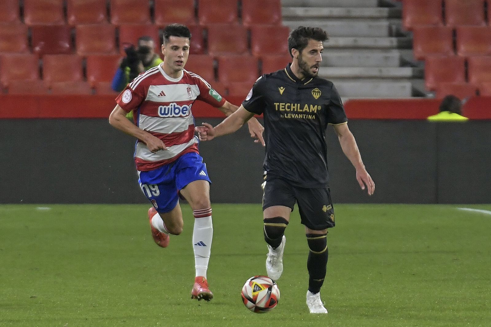 Una acción del partido entre Recreativo Granada y Castellón