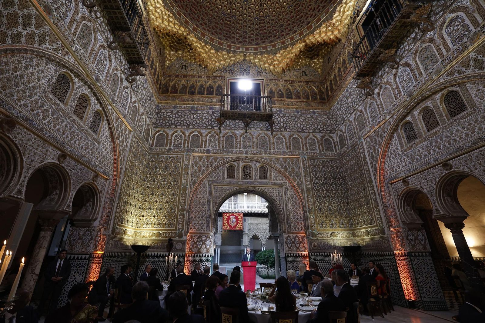 Ell rey durante su discurso en la cena de gala ofrecida a los líderes mundiales en el Real Alcázar.