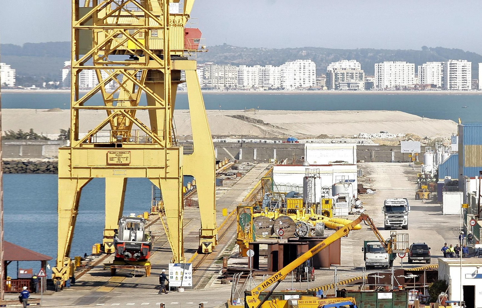 Imagen en la que se observa en primer plano la terminal Reina Sofía, y, al fondo, la futura terminal de contenedores de Concasa