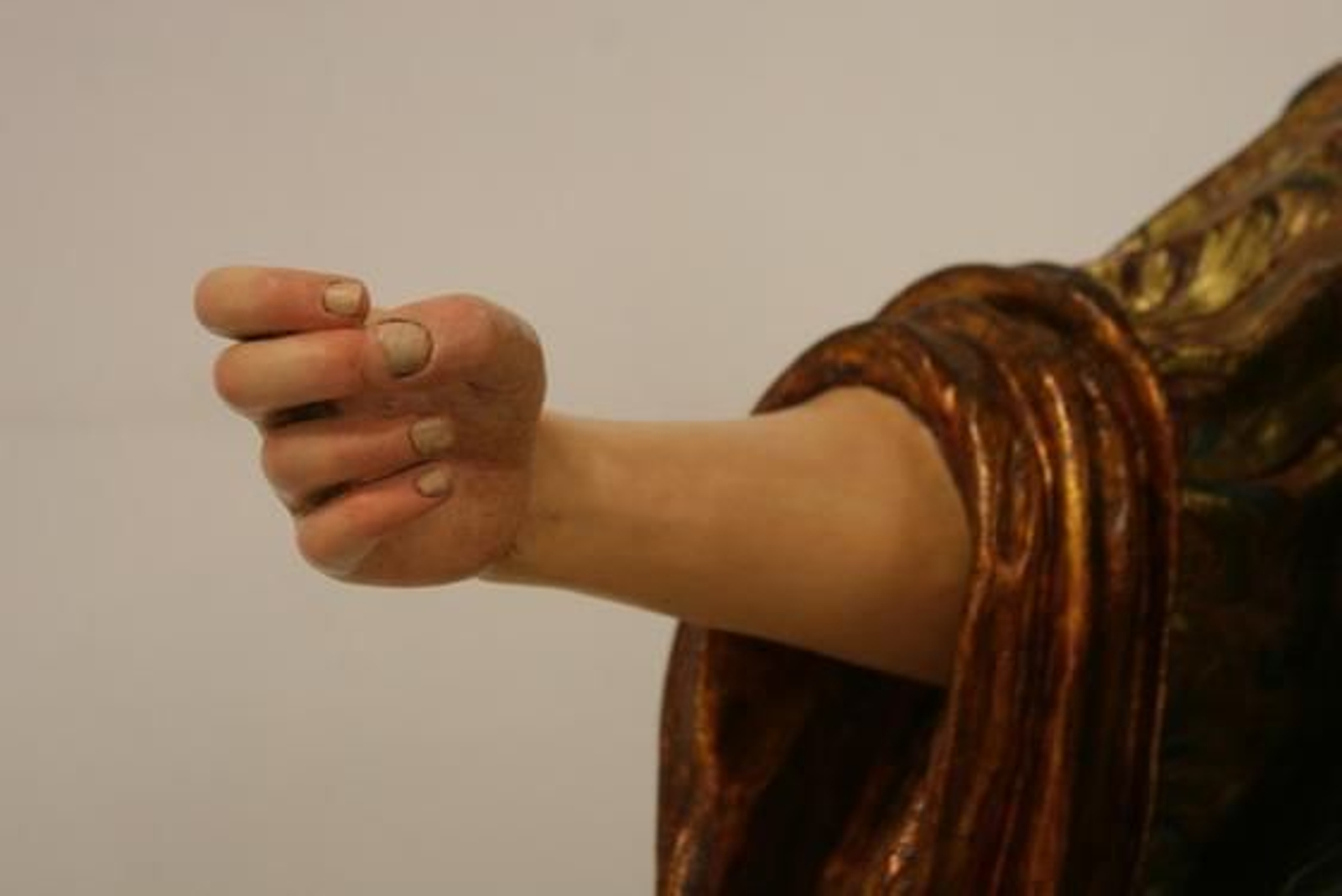 Detalle de la reintegración cromática en la escultura de María Magdalena.