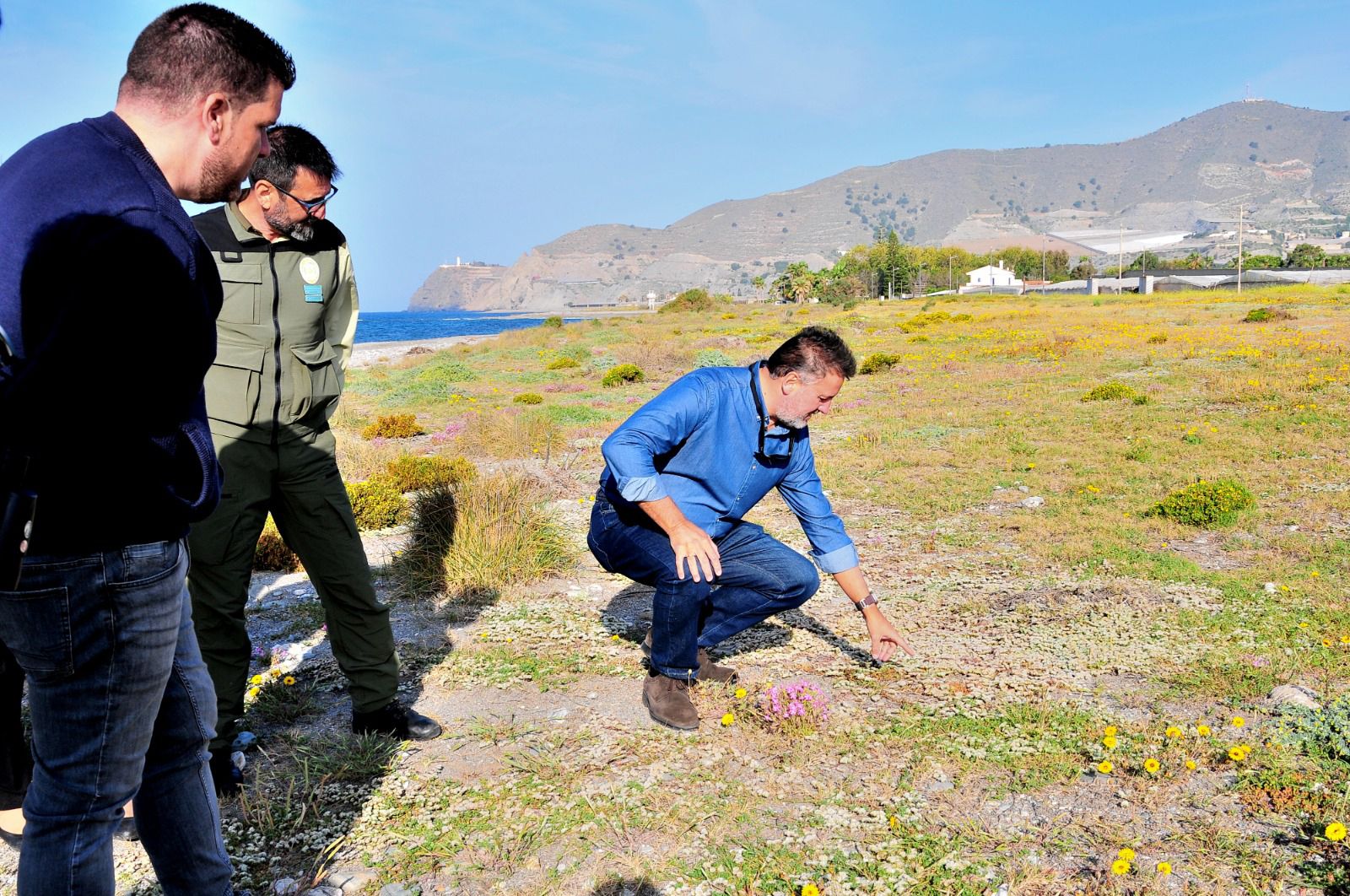 el delegado territorial de Sostenibilidad, Medio Ambiente y Economía Azul, Manuel Francisco García, visita a la ELA de Carchuna Calahonda